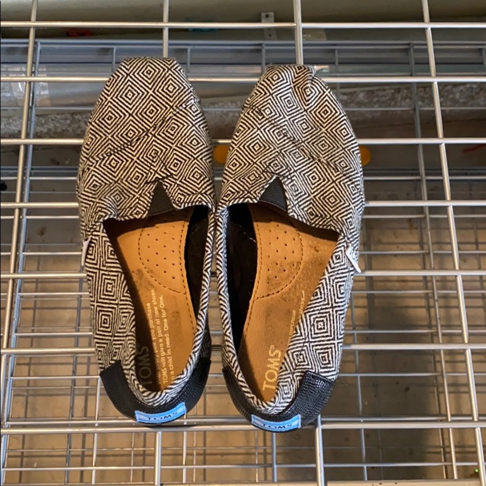 LIGHTLY WORN WOMENS SIZE 7 TOMS